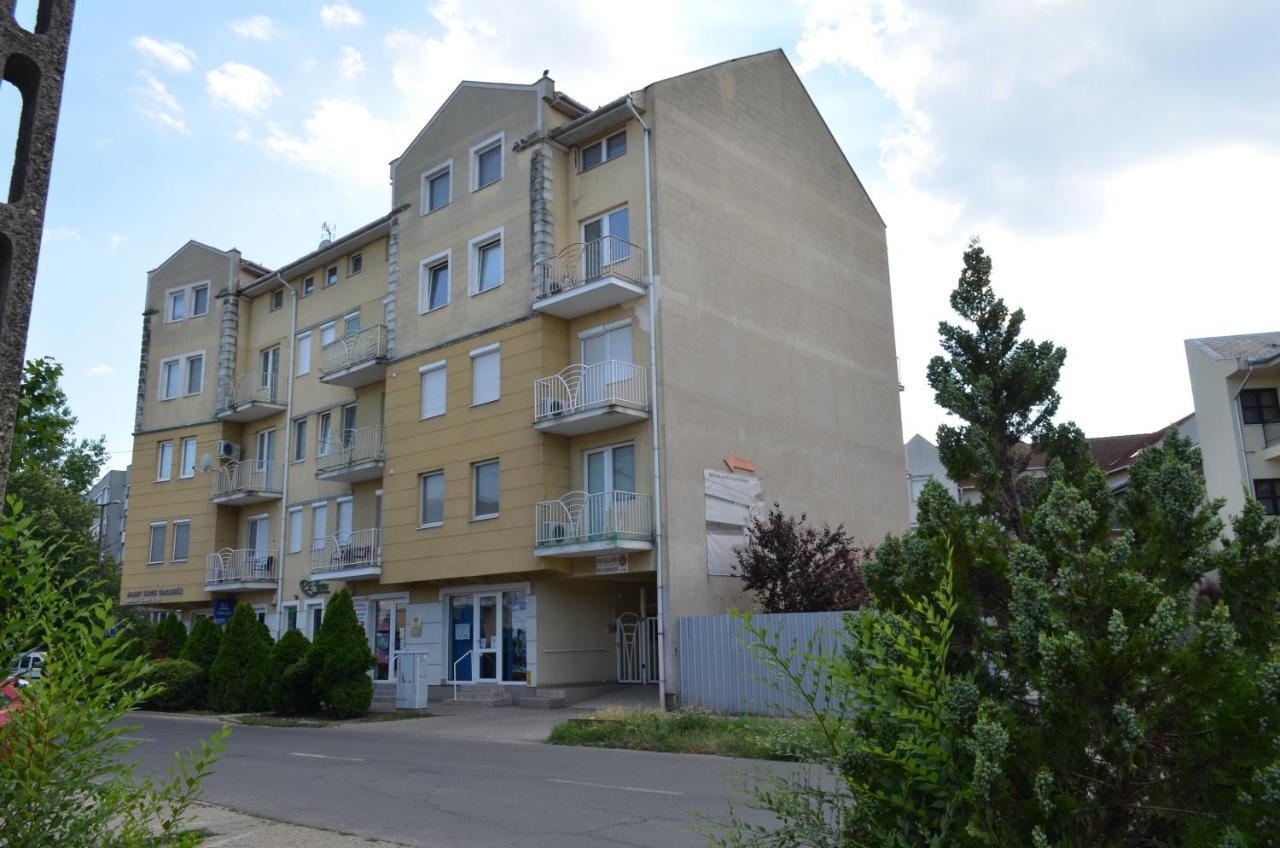 Gabi Apartman Hajdúszoboszló Buitenkant foto